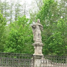 Socha svatého Benedikta na barokním mostě poblíž zámku Žďár