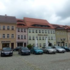 Wohnhaus in geschlossener Bebauung mit neuerem Ladeneinbau Markt 9