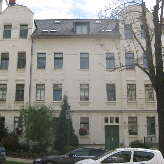 Mietshaus in geschlossener Bebauung mit Vorgarten Münchner Straße 8