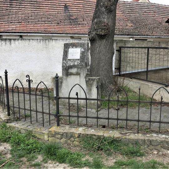 Pomník lípy svobody o domu 15 v Loucké