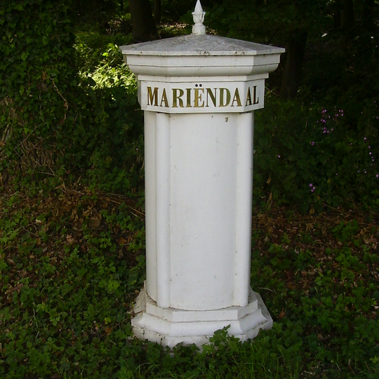 Mariëndaal: twee toegangskolommen