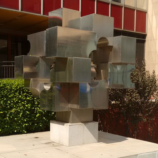 Escultura modular inoxidable en la calle Orense