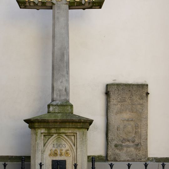 Kříž severně od kostela Nanebevzetí Panny Marie v Jindřichově Hradci