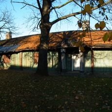 D. szpital przykościelny (przytułek), tzw. dworek modrzewiowy