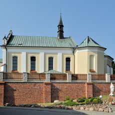 Mur oporowy z ogrodzeniem