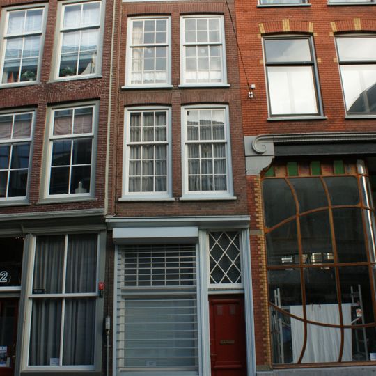 Pand met eenvoudige lijstgevel met machinale steen bekleed