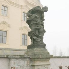 Socha alegorie Zoufalství na terase špitálu v Kuksu