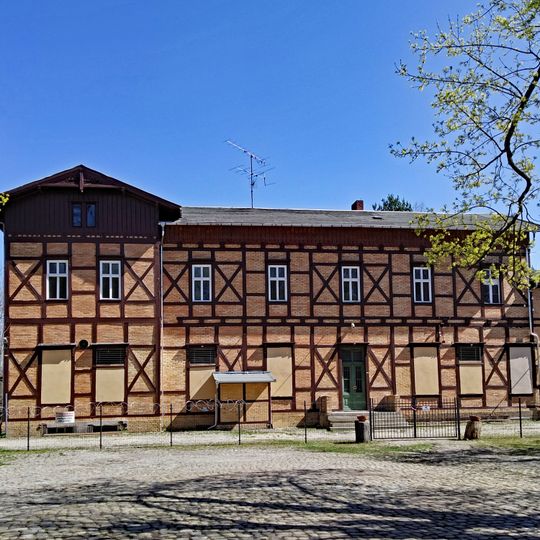 Empfangsgebäude, Güterabfertigung und zwei Nebengebäude des früheren Bahnhofs Bad Muskau