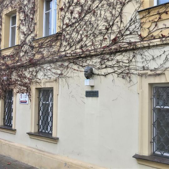 Pamětní deska Václava Rabase na domě Vysoká 232 v Rakovníku