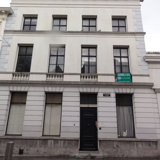 Monumentaal pand met koetshuis