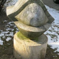 Kamenná plastika ve Vrchlického ulici v Litoměřicích