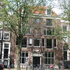 Pand met bakstenen lijstgevel onder schilddak