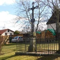 Kříž v Malé Pasece na návsi