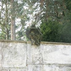 Socha anděla na hřbitovní zdi v Karlovarské ulici v Klášterci nad Ohří