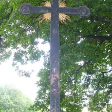 Kříž na rozcestí u zaniklé silnice u obce Bžany