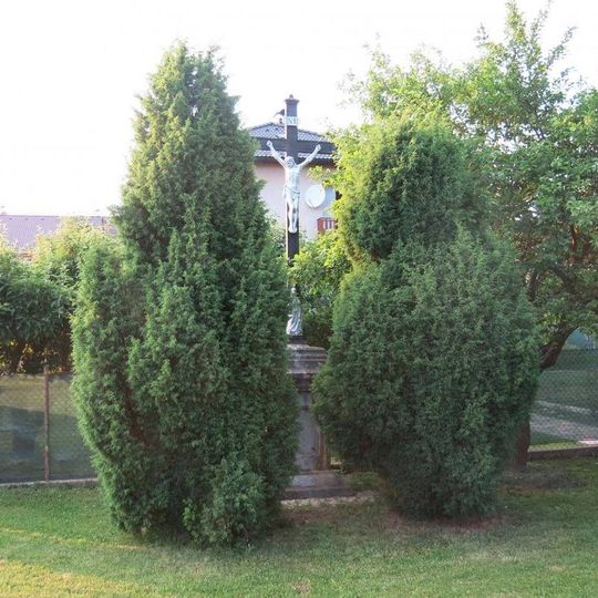 Kříž před domem 871 v ulici Svobody v Třeboni