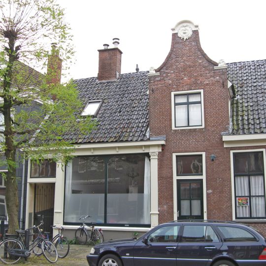 Breed pand met Vlaamse top met halsgevel