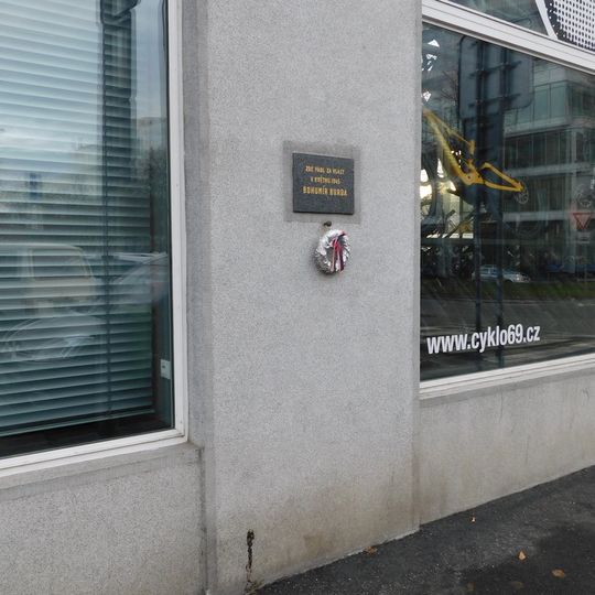 Pamětní deska Bohumíra Burdy na domě Rooseveltova 892/49 v Bubenči