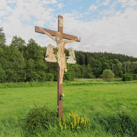 Dřevěný kříž u Nemile vedle silnice