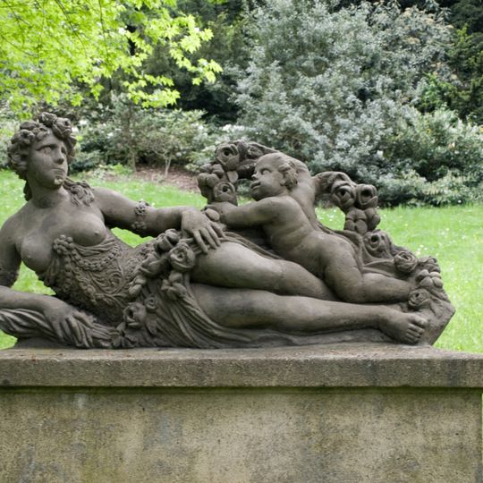 Statue of Flora at Santoška park