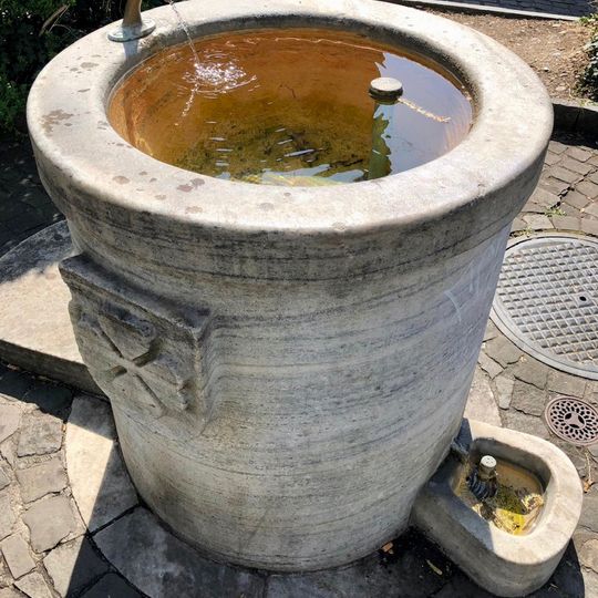 Brunnentrog mit Relief "Hottingerwappen, Kleeblatt"