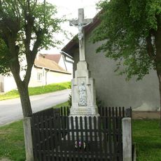 Kříž na návsi v Blízkově