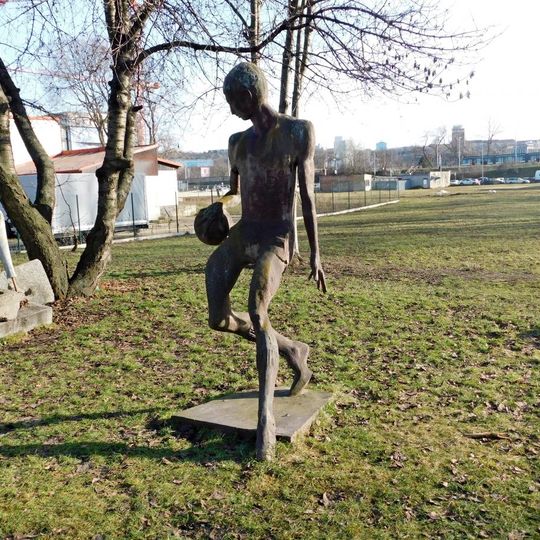 Socha Míčový kouzelník na Libeňském ostrově v Praze