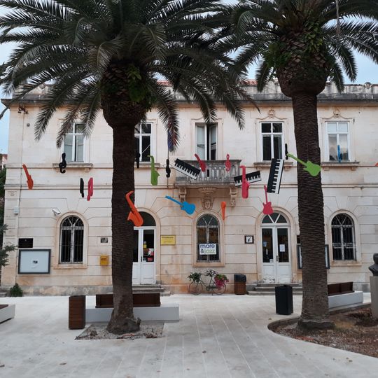 Zgrada općine u Sutivanu