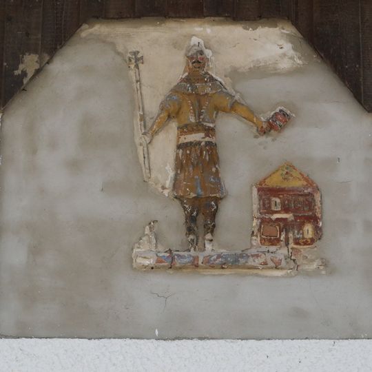 Zwei große Mörtelplastiken