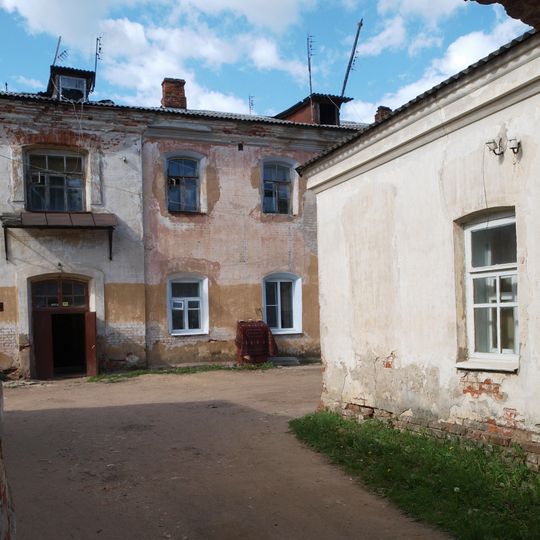 Здание тюрьмы с церковью