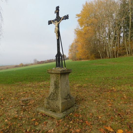 Kříž u silnice pod Máselným kopcem východně od Úsobí