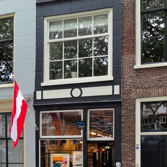 Pand met gepleisterd lijstgeveltje ter breedte van een vensteras. Schuiframen in de verdieping