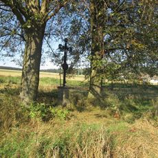 Kříž u stromů v poli u Kondrace