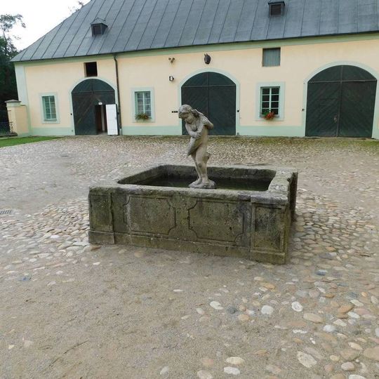 Kašna na nádvoří zámku v Manětíně