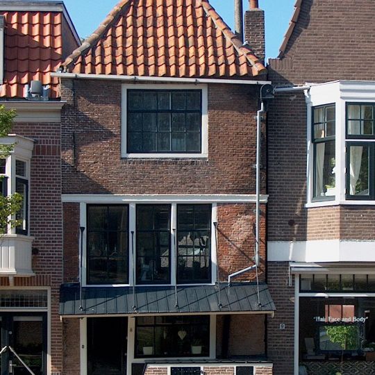 Bescheiden pandje met pothuis en luifel