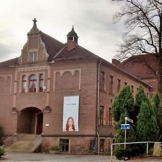 Schule, davor Gedenkstein Friedenshain 2