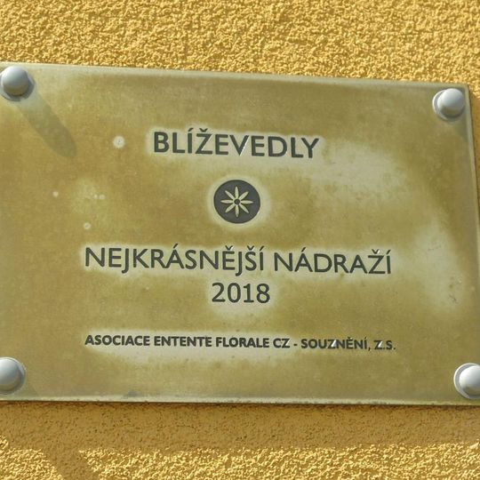 Pamětní deska výhry v soutěži o nejhezčí nádraží 2018 na stanici v Blíževedlech