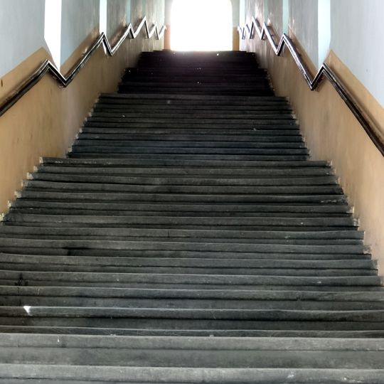 Brama wejściowa z krytymi schodami