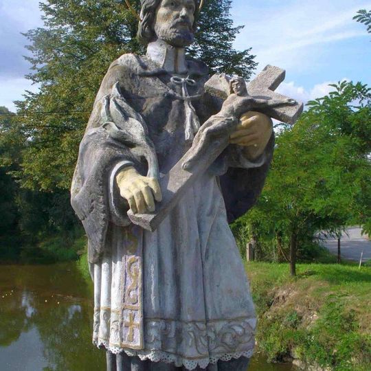 Socha svatého Jana Nepomuckého na barokním mostě v Jindřiši