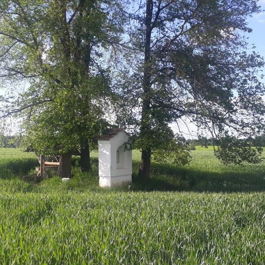 Kaplička jižně od Čerazi v poli