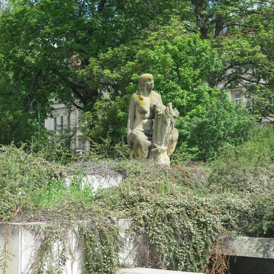 Socha Žena s klasy před Domem umění města Brna