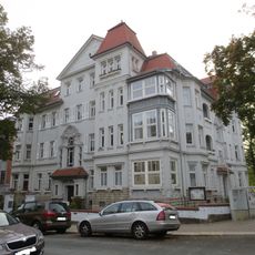 Mietshaus in Ecklage mit Vorgarten und Einfriedungsmauer Albrechtstraße 26