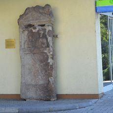 Römischer Grabstein an der Seitenwand des Hauses