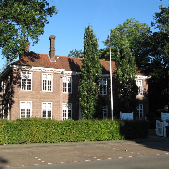 Vrijstaand herenhuis