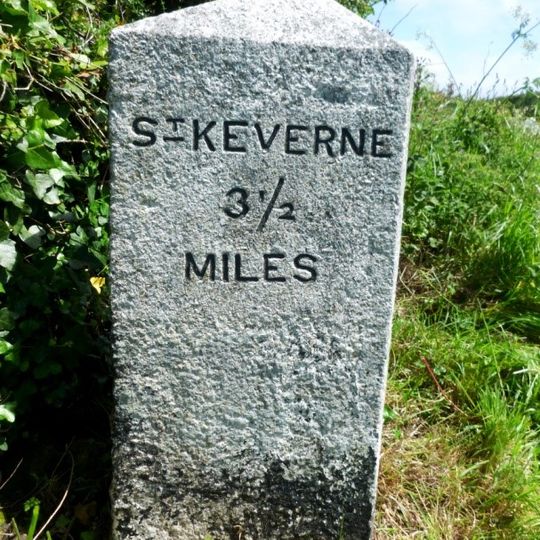 Milestone, Kernewas, gateway on straight road