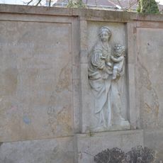 Ev. cintorín Kozia brána, náhrobok s reliéfom