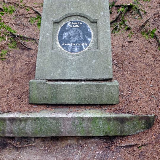 Pomník Friedricha Schillera u lesní cesty na severním okraji Kraslic