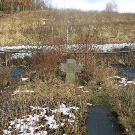 Smírčí kříž v areálu zahradnictví v Drmalech