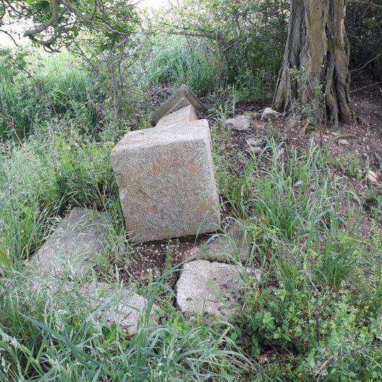 Kříž jihovýchodně od Lochousic