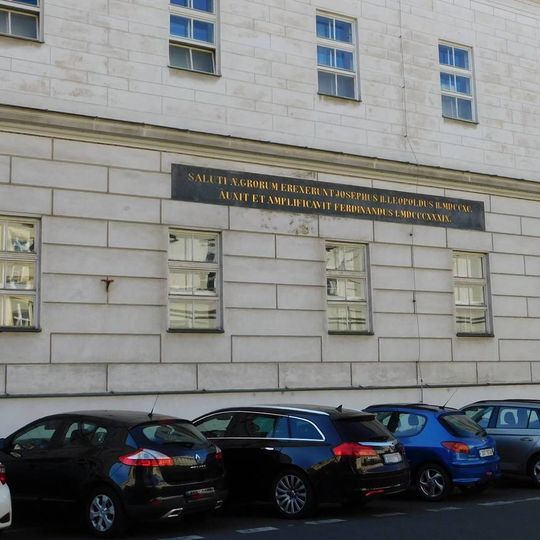 Pamětní deska Josefu II, Leopoldu II., Ferdinandu I. na Všeobecné fakultní nemocnici v Praze